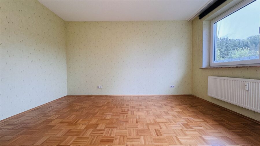 Gepflegte Etagenwohnung in hervorragender Wohnlage mit Carport und großem Balkon - Schlafzimmer / Zugang Balkon